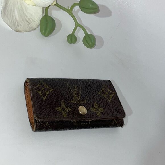 Louis Vuitton Monogram 4 Key Wallet - Picture 9 of 12